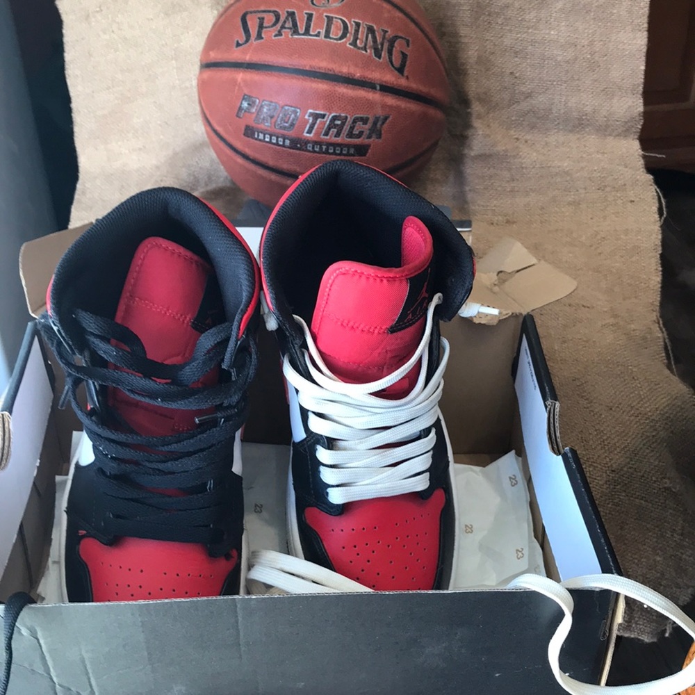 Air Jordan 1 Bred toe size 8